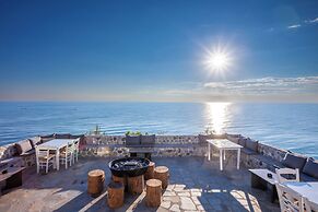 Akrotiri Olympus Luxury Suites