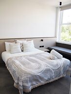 Barrys Beach Road Hotel