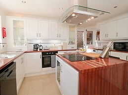 1 Charlotte Close