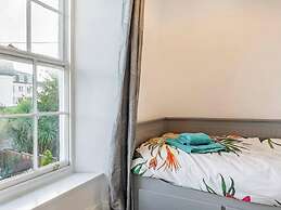 Lovely Villa 1 King 1 Double Sofa 4 Single Beds
