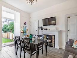 Lovely Villa 1 King 1 Double Sofa 4 Single Beds