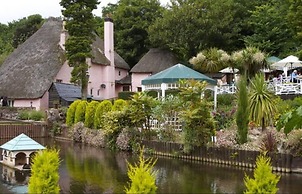 Lovely Villa 1 King 1 Double Sofa 4 Single Beds