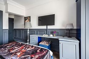Art & Interiors