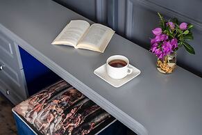 Art & Interiors
