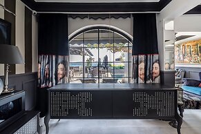 Art & Interiors