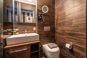 Art & Interiors