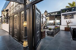 Art & Interiors