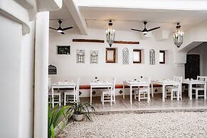 Emerald Palm Courtyard Hotel