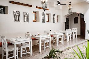 Emerald Palm Courtyard Hotel