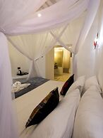 Emerald Palm Courtyard Hotel