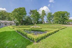 Alice House Stone Cross Mansion