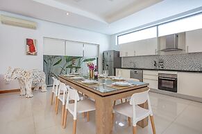 Modern 4BR Pool Villa Virginie Naiharn