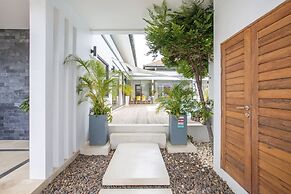 Modern 4BR Pool Villa Virginie Naiharn