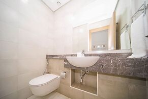 Business Bay 1BR Canal View Rooftop Pool - 360 vacation