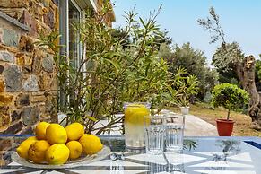 Charming 1-bed House in Stafylos