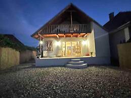 Impeccable 2-bed House in Albești