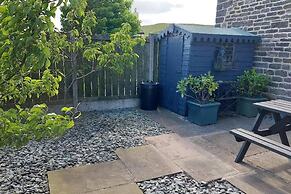 1 Bed Cottage - Sleeps 3 - Garden - Parking - Wifi