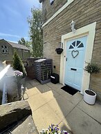 Stunning Two Bedroom Cottage in Honley