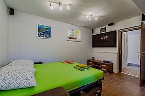 S2 - Modern Studio, Just 50m From the Beach