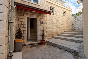 S2 - Modern Studio, Just 50m From the Beach
