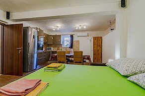 S2 - Modern Studio, Just 50m From the Beach