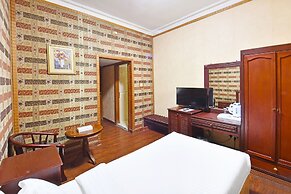 OYO 125 Moon Plaza Hotel