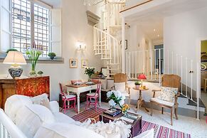The Arnolfini Portrait Apartment