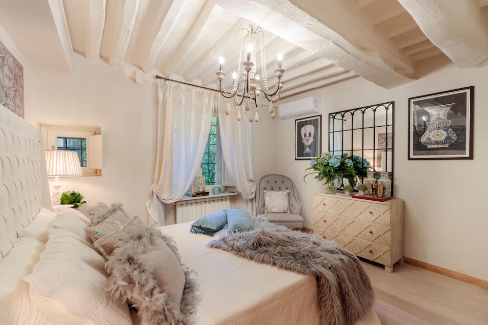 Casa Blanc in Lucca With 1 Bedrooms and 1 Bathrooms