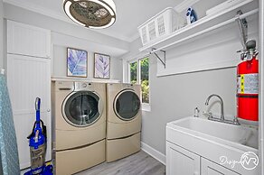 Chic 8BR with Heated Pool & Waterview