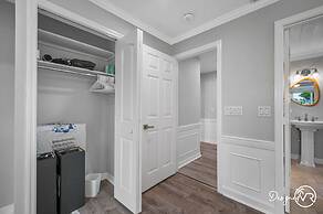 Chic 8BR with Heated Pool & Waterview