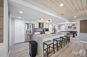 Chic 8BR with Heated Pool & Waterview