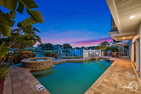 Chic 8BR with Heated Pool & Waterview
