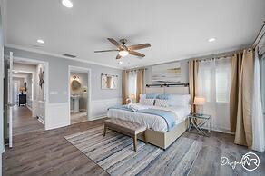 Chic 8BR with Heated Pool & Waterview