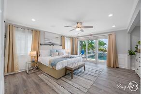 Chic 8BR with Heated Pool & Waterview