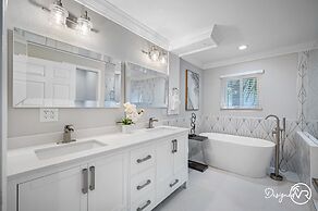 Chic 8BR with Heated Pool & Waterview