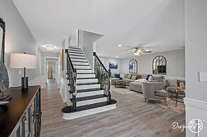 Chic 8BR with Heated Pool & Waterview