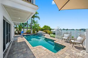 Chic 8BR with Heated Pool & Waterview