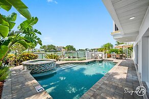 Chic 8BR with Heated Pool & Waterview