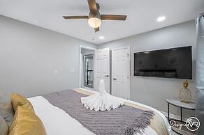 Chic 8BR with Heated Pool & Waterview