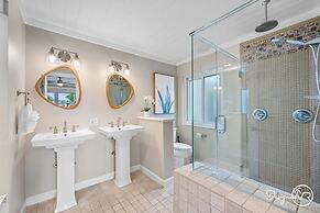 Chic 8BR with Heated Pool & Waterview
