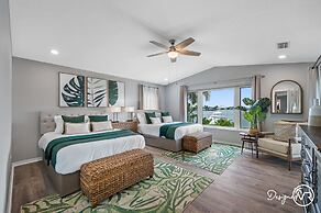 Chic 8BR with Heated Pool & Waterview