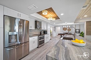 Chic 8BR with Heated Pool & Waterview