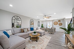 Chic 8BR with Heated Pool & Waterview
