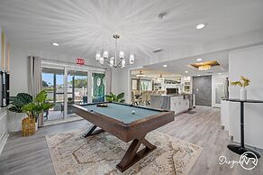 Chic 8BR with Heated Pool & Waterview