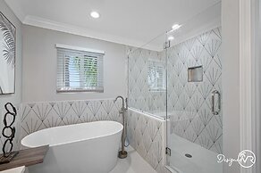 Chic 8BR with Heated Pool & Waterview