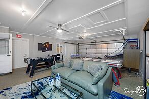 Chic 8BR with Heated Pool & Waterview