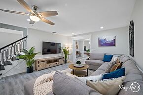 Chic 8BR with Heated Pool & Waterview