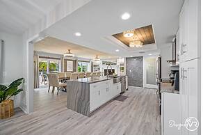 Chic 8BR with Heated Pool & Waterview