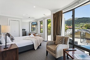 SPACIOUS UNIT WITH VIEWS AND BALCONY