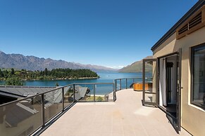 SPACIOUS UNIT WITH VIEWS AND BALCONY